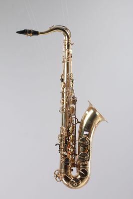 un gros plan d'un saxophone sur fond blanc