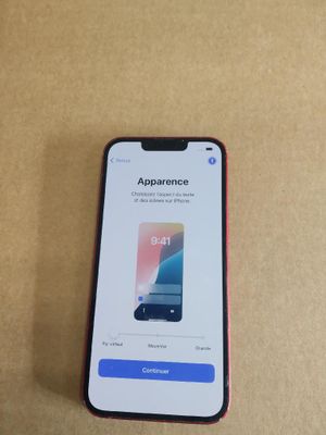 un iPhone posé sur une table, avec une application affichée à l'écran