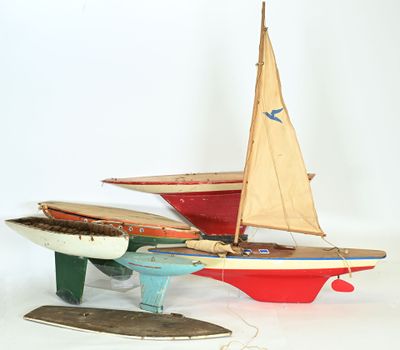trois petits bateaux posés sur une table