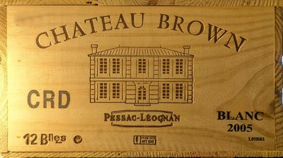 une pancarte en bois sur laquelle est inscrit « Château Brown »