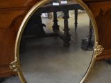 un miroir posé sur le sol devant une commode