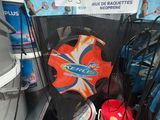 beaucoup de balles et de raquettes de tennis dans un sac