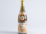 une bouteille de vin posée sur une table