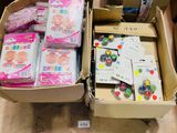 deux cartons de fournitures posés par terre