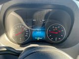 un gros plan du tableau de bord d'une voiture, avec un compteur de vitesse et des jauges