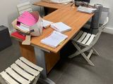 un bureau avec une chaise et un ordinateur dessus