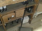 une table en bois sur laquelle est posé un ordinateur portable