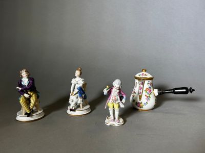 trois figurines représentant des personnes assises côte à côte sur une table
