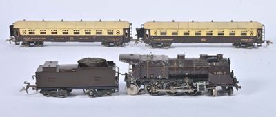 trois petits trains sur une surface blanche ; l'un est marron et l'autre est noir