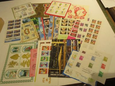 beaucoup de timbres posés sur une table, dont un grand nombre
