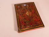 un livre posé sur une table