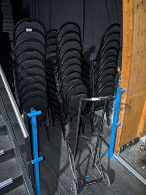 un grand nombre de chaises dans une pièce