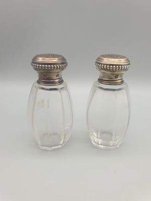 une paire de salières et poivrières en verre