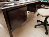 un bureau avec une chaise et un ordinateur dessus