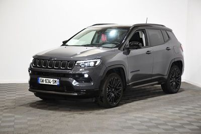 une Jeep Compass grise garée sur un sol à damier