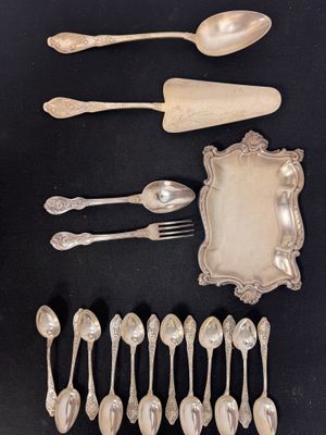 beaucoup de cuillères en argent et de cuillères à soupe sur une table