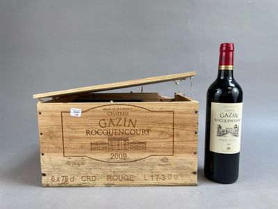 une vieille boîte en bois contenant une bouteille de vin rouge
