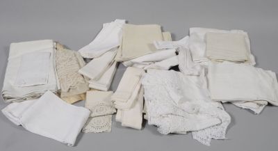 Carton de linge liturgique, principalement blanc, comprenant…