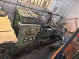 une machine qui se trouve à l'intérieur d'un bâtiment