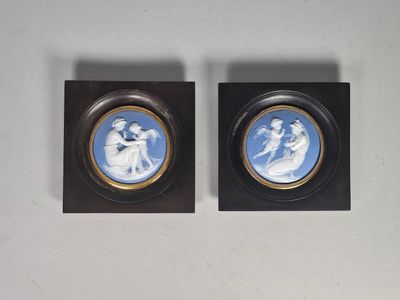 une paire de portraits en wednestone bleus et blancs représentant un homme et une femme