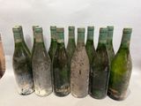 six bouteilles de vin sont alignées sur une table