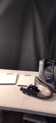 un bureau sur lequel se trouvent un ordinateur portable et un téléphone