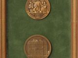 une photo d'une médaille dans un cadre en bois