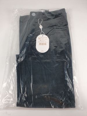 l'arrière d'un pantalon noir dans un sac en plastique