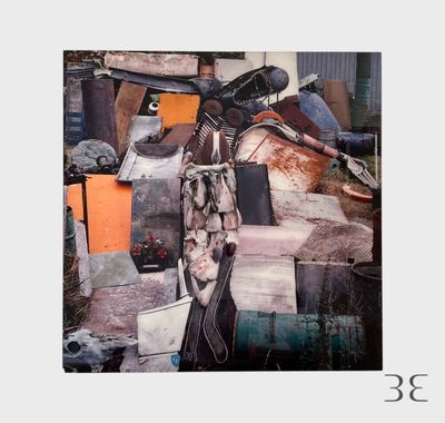 une photo montrant un tas de vieilleries par terre