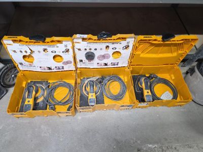 deux caissons jaunes remplis de matériel électrique posés sur un sol en béton