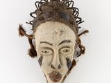 une image représentant un masque sur fond blanc, avec des cheveux formant le visage d'un homme