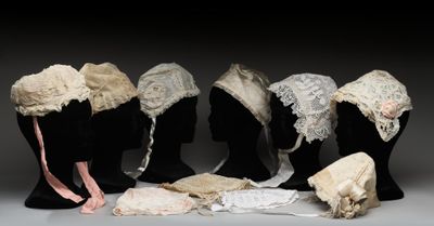 six têtes de mannequins coiffées de chapeaux et ornées de lacets