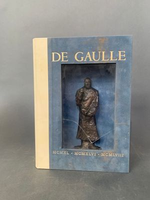 la couverture d'un livre sur laquelle figure la statue d'un homme vêtu d'une robe
