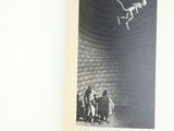 un livre sur lequel figure l'image d'un homme suspendu au plafond