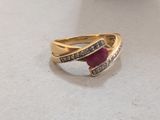 une image représentant une bague sertie d'un rubis et de diamants