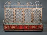 un banc dont l'assise est rouge et verte