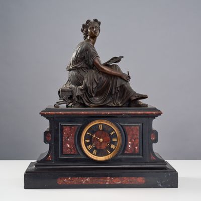 Pendule en marbre noir et rouge centrée d'un cadran circulai…