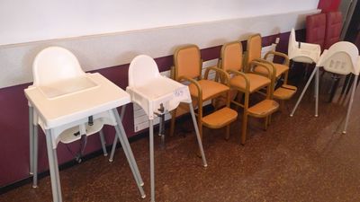 a row of chairs and a table in a room