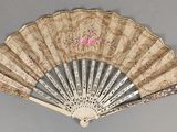 un ventilateur orné d'un motif rose