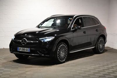 Le SUV Mercedes GLE est garé dans un parking couvert.