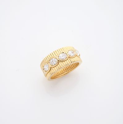 gros plan d'une bague en or sur une surface blanche