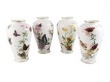 trois vases ornés de papillons et de fleurs peints sur fond blanc