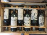 plusieurs bouteilles de vin dans une caisse en bois