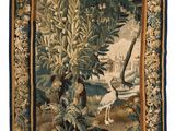 une image représentant une tapisserie accrochée à un mur, sur laquelle figurent des oiseaux et des arbres