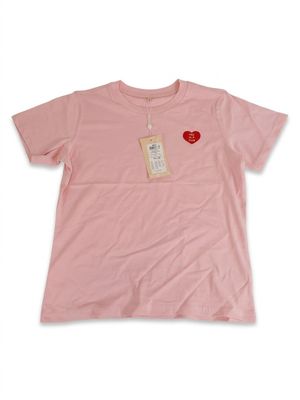 un t-shirt rose avec un cœur rouge sur la poitrine