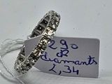 une bague à laquelle est accrochée une étiquette, posée sur une table