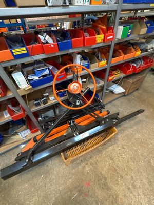 une photo d'un garage avec un porte-outils