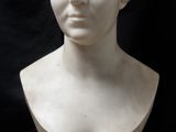 buste en marbre représentant une femme coiffée d'un turban, posé sur un socle
