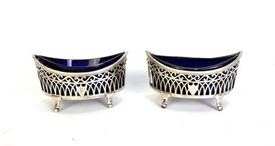 paire de plats à pied en verre argenté et bleu, posés sur des socles