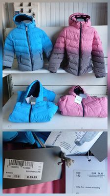 plusieurs vestes exposées dans un magasin, avec leurs étiquettes de prix